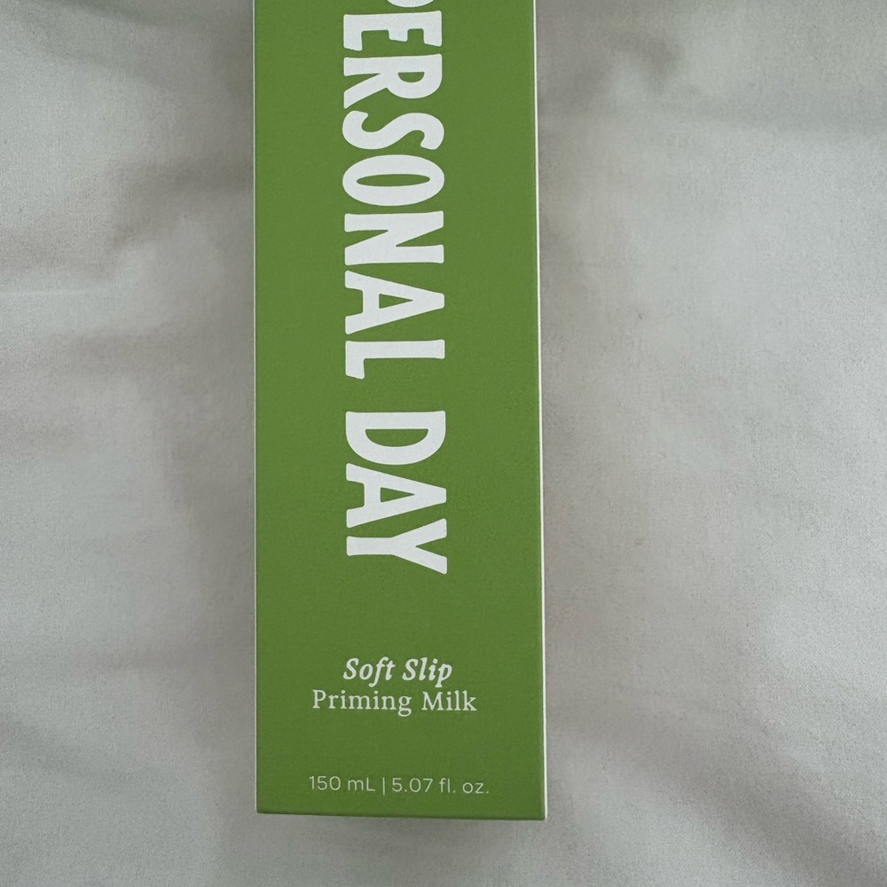 PERSONAL DAY Canvas Tote with serum & priming milk plus hair scrunchie - Picture 3 of 6
